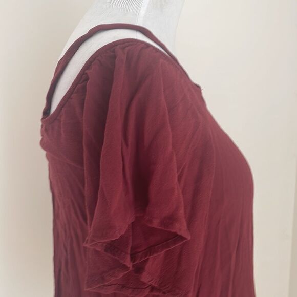 On or off the shoulder Maroon top with key hole opening size S - Picture 7 of 8